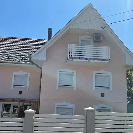 Gitta Apartmanhaz Lägenhet *