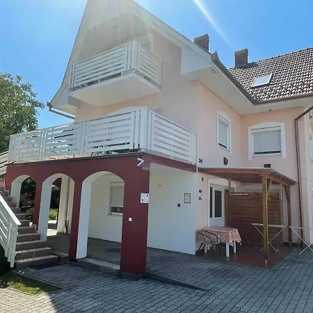 Gitta Apartmanhaz *
